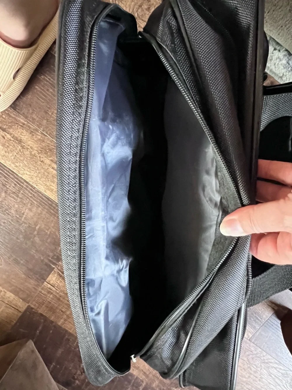 Targus rolling work bag. Black. Silver-toned hardware. - Picture 11 of 16